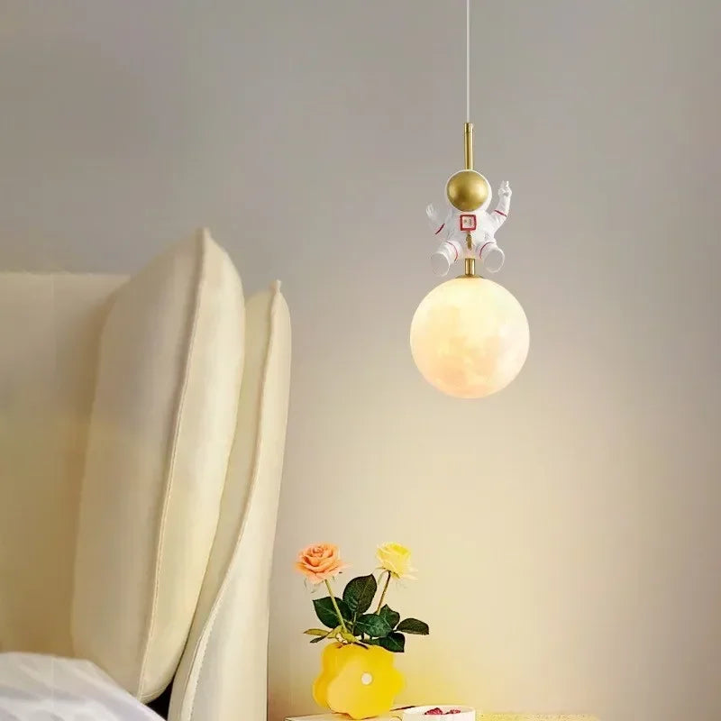 WELTIG Astronaut LED Pendant Light – Fun Moon Design for Kids' Rooms