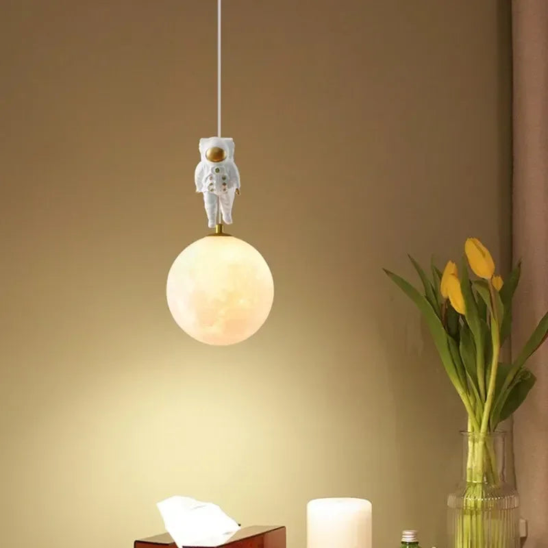 WELTIG Astronaut LED Pendant Light – Fun Moon Design for Kids' Rooms